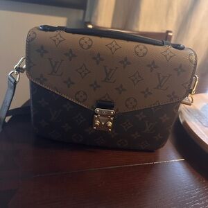 Louis Vuitton Pochette Métis  Crossbody Bag Reverse Monogram
